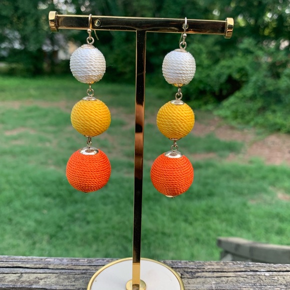 🧶 Yarn Ball 3-Tier Dangle Earrings🧶 - Picture 2 of 3